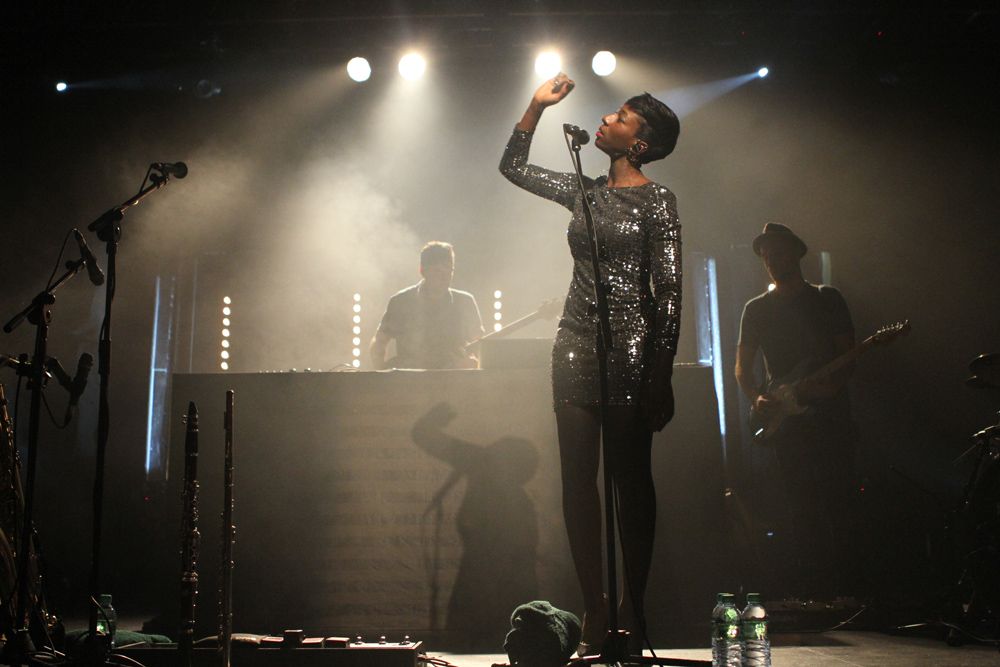 Bonobo supported by Dauwd