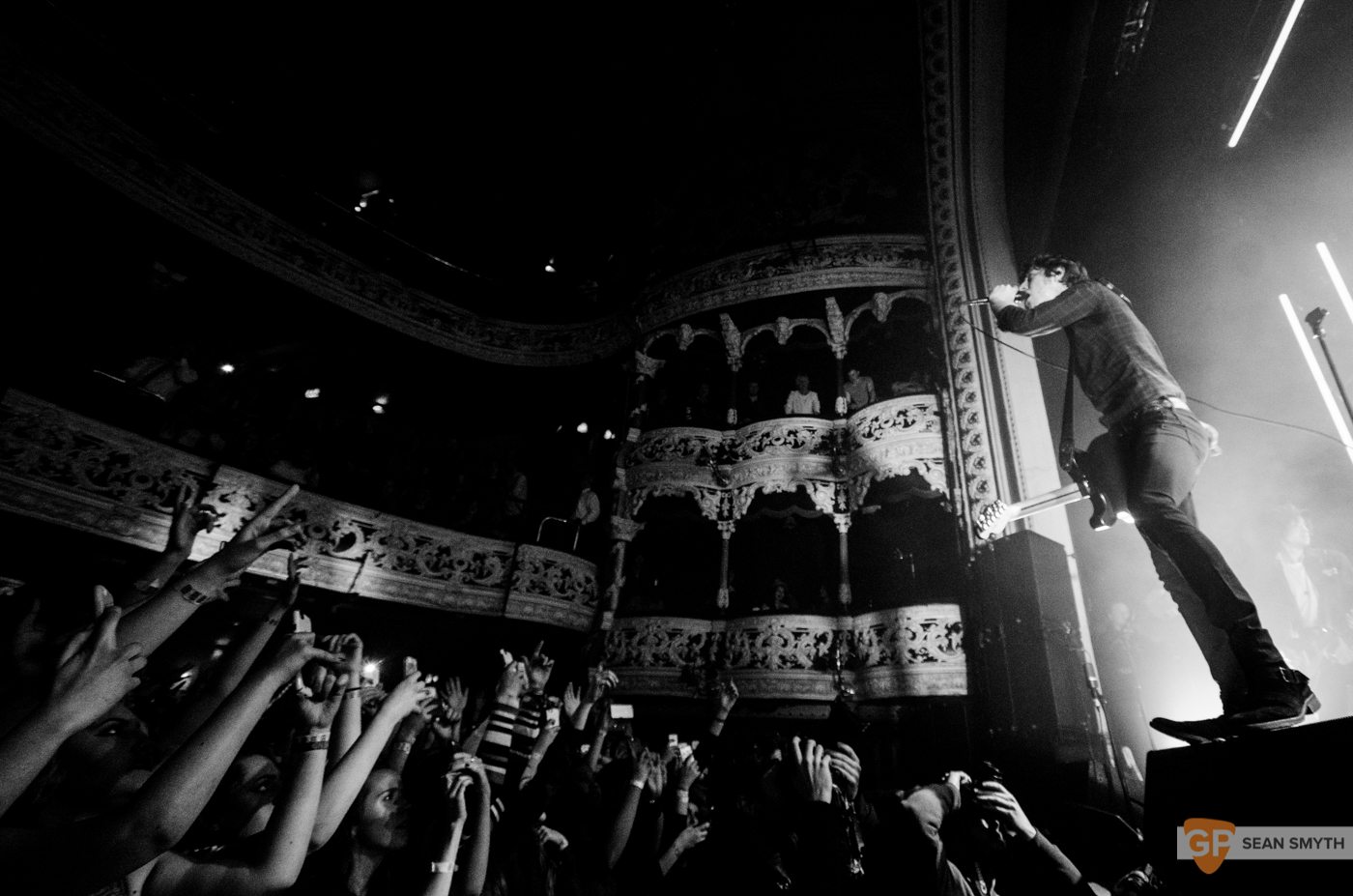 catfish-and-the-bottlemen-at-the-olympia-theatre-by-sean-smyth-20-11-16-20-of-27