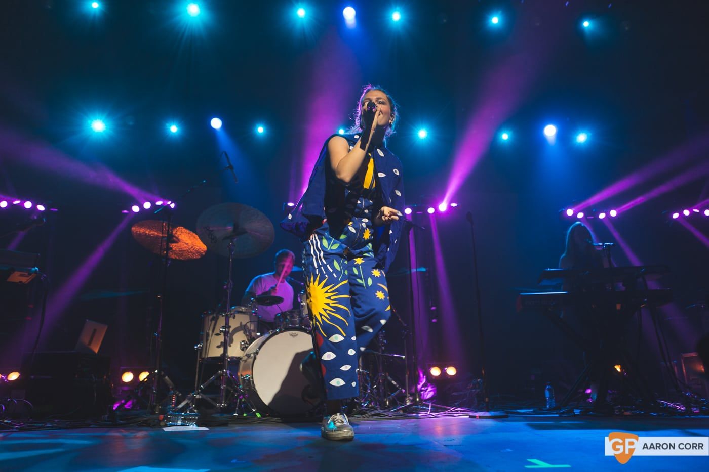 Maggie Rogers w-Haim at Olympia by Aaron Corr-1425