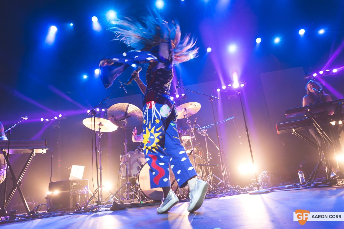 Maggie Rogers w-Haim at Olympia by Aaron Corr-1450