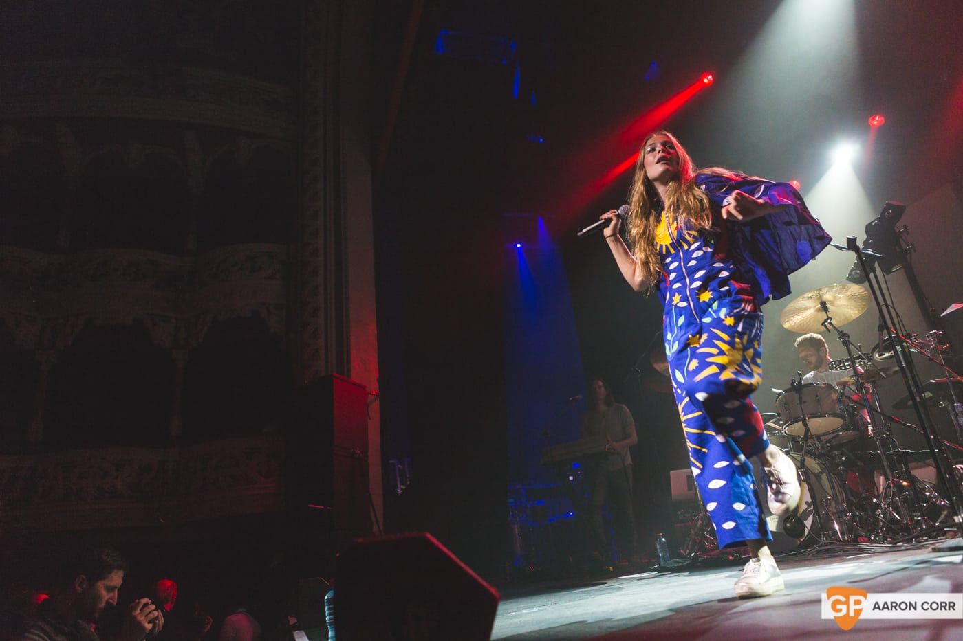 Maggie Rogers w-Haim at Olympia by Aaron Corr-1484