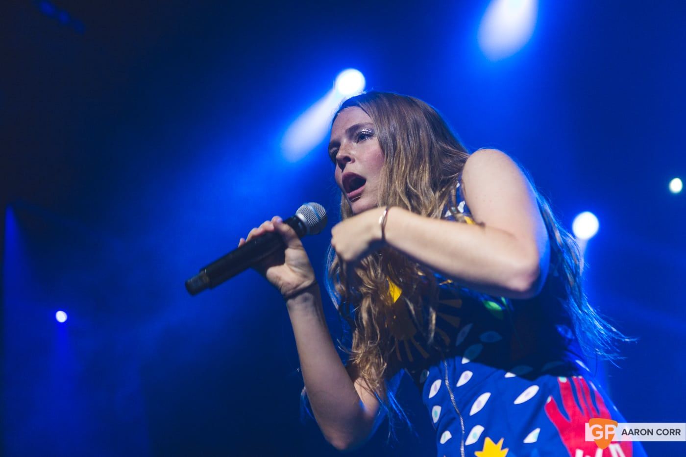 Maggie Rogers w-Haim at Olympia by Aaron Corr-1537