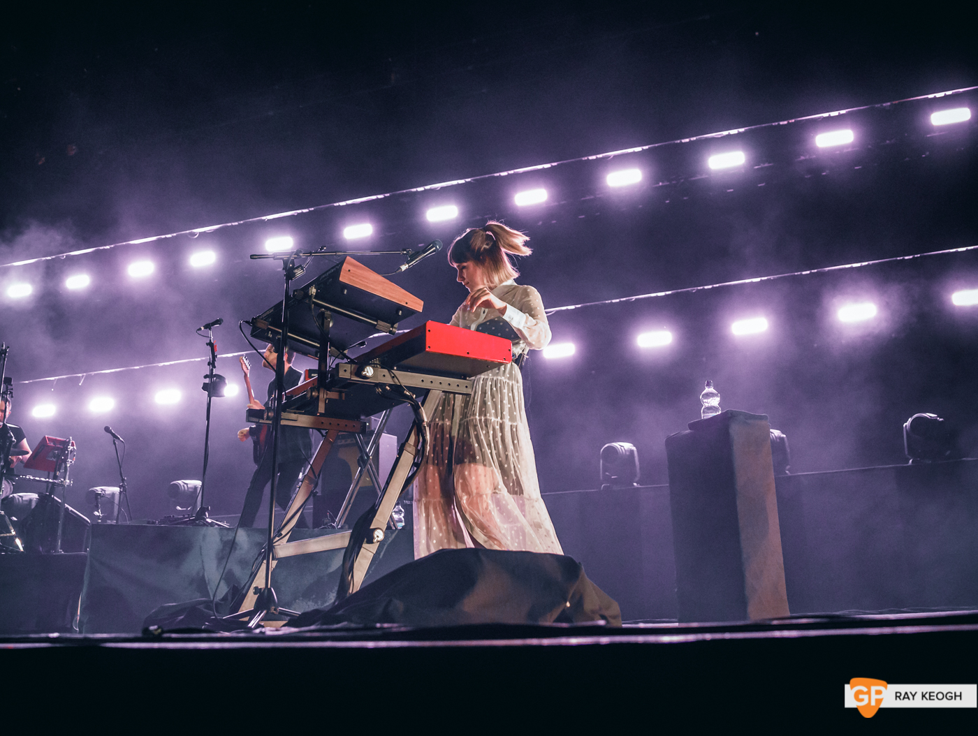 Walking on Cars – 3 Arena – Photo by Ray Keogh