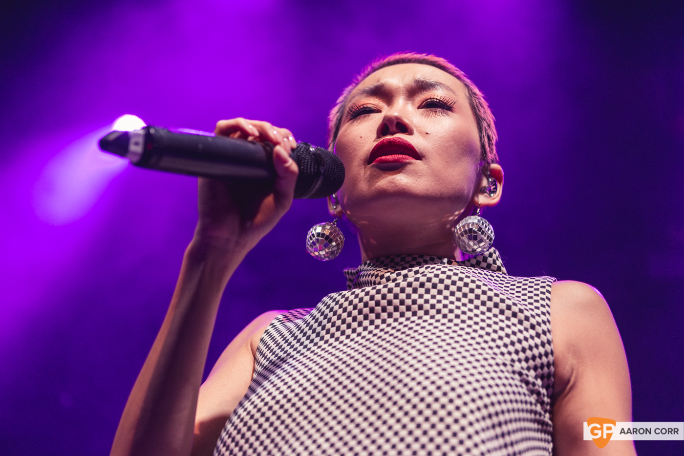 Emergency Tiara at Vicar Street on 08-Oct-19 by Aaron Corr-8825