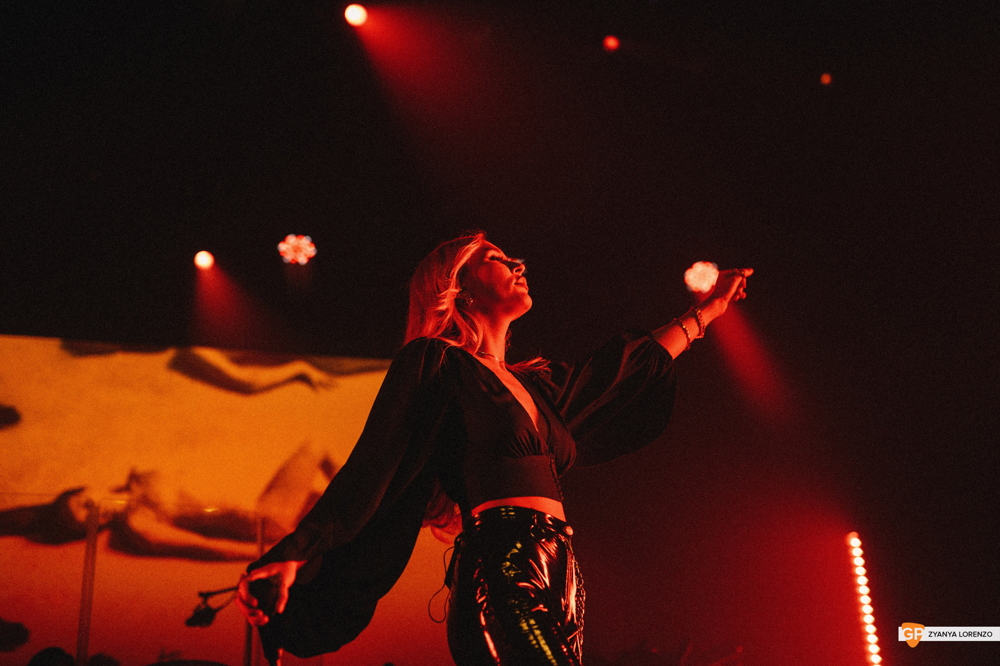 Lennon Stella live at The Olympia, Dublin. Photographed by Zyanya Lorenzo.